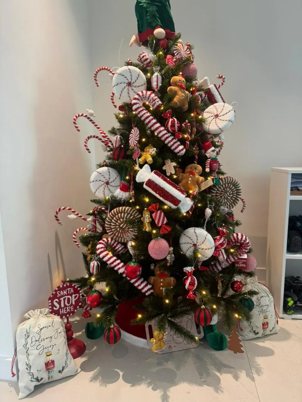 Candy and sweets tree — Christmas décor by Aura